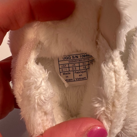 Baby Ugg Cream Booties - Picture 6 of 6